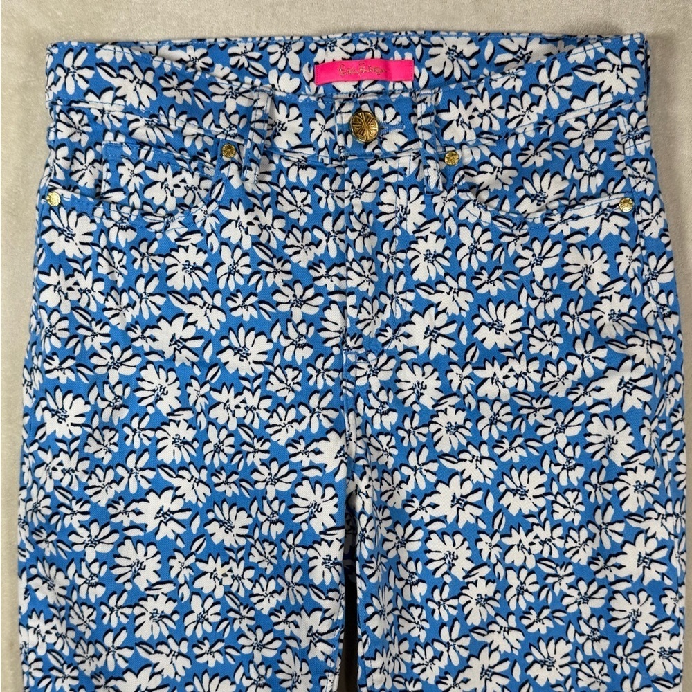 Lilly Pulitzer Sz 2 Stretch Cotton Blue and White All Over Pattern Floral Shorts - Picture 2 of 10